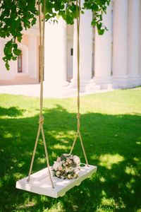 wedding-bouquet-on-the-swing-2431147
